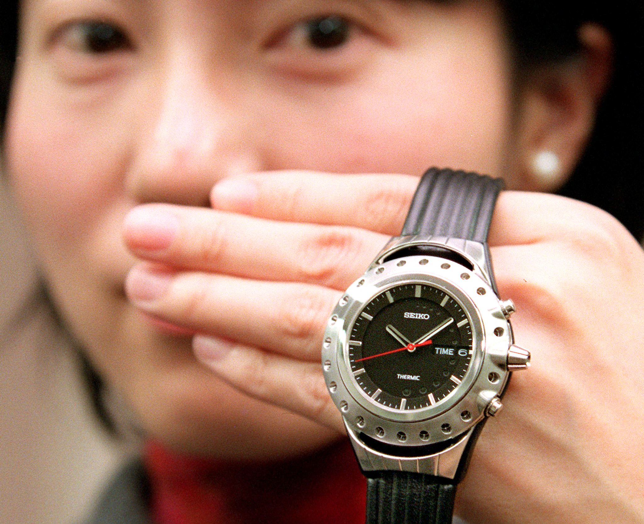 日本精工推出的世界上第一款由人体热量驱动的电手表 。