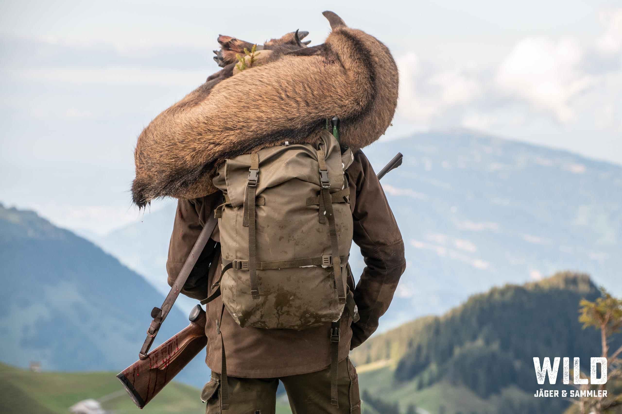 Un cazador lleva su presa a lomo