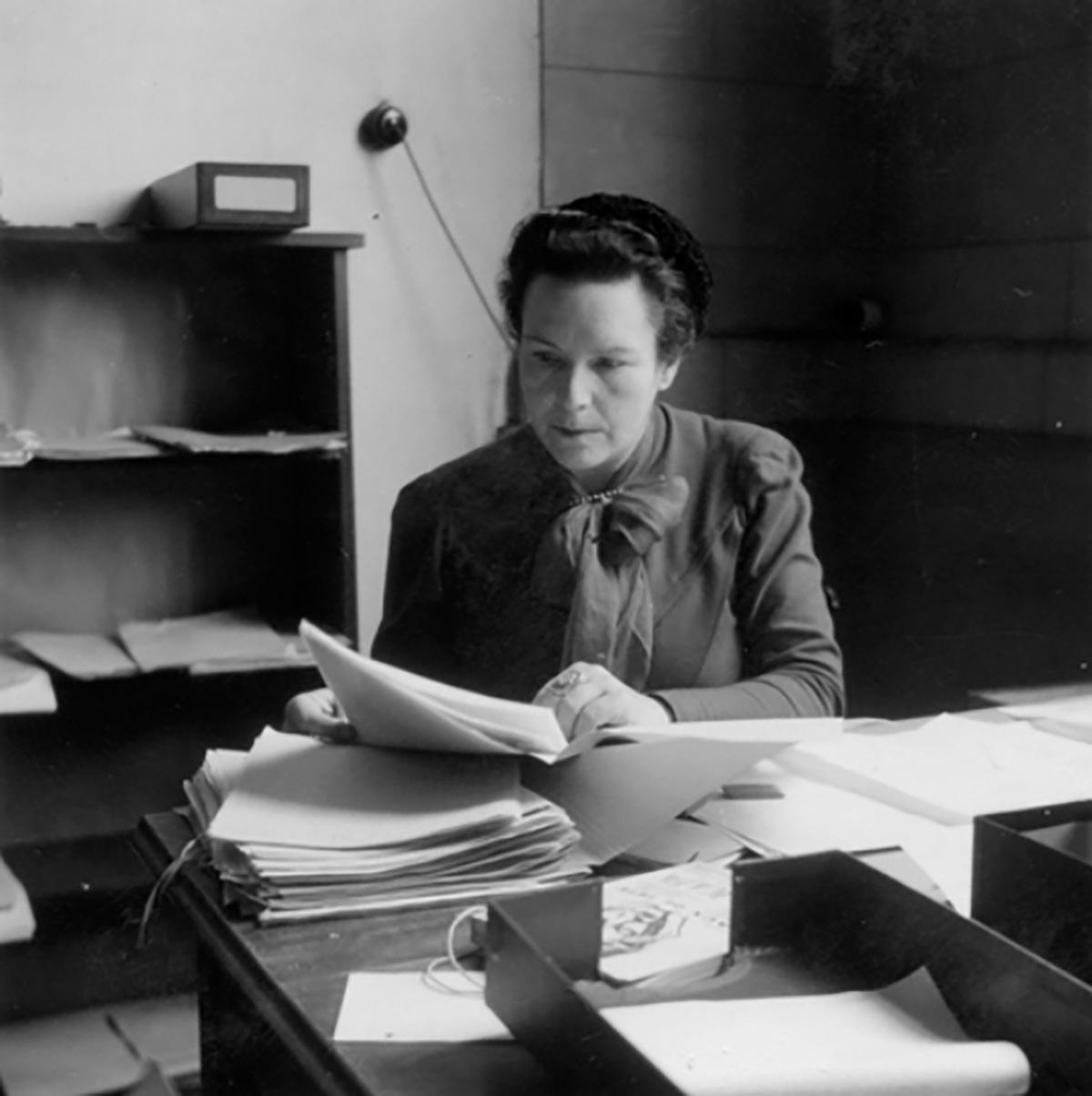 Una mujer trabajando en su escritorio