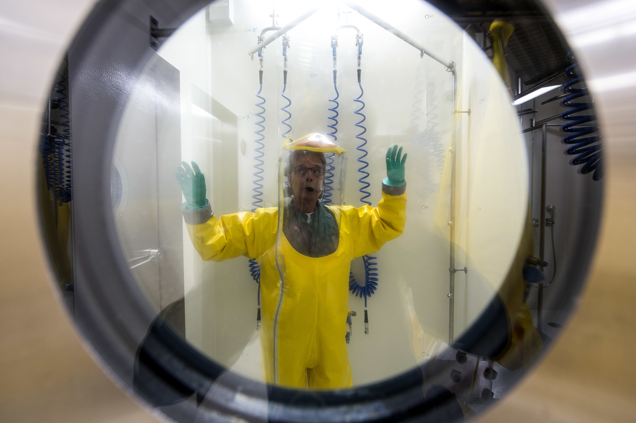 Un empleado recibe una ducha química antes de trabajar en un laboratorio