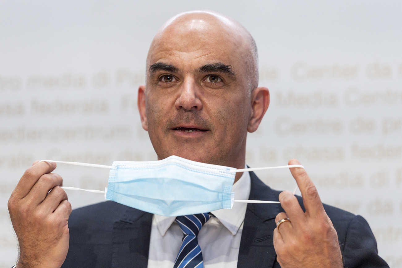 Alain Berset retire son masque