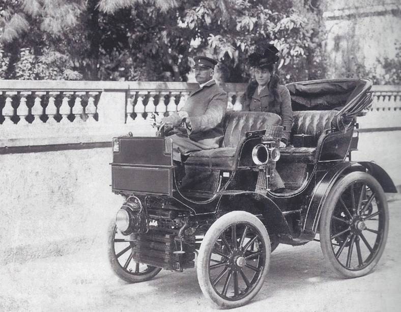 Un couple dans une voiture du début du 20e siècle.