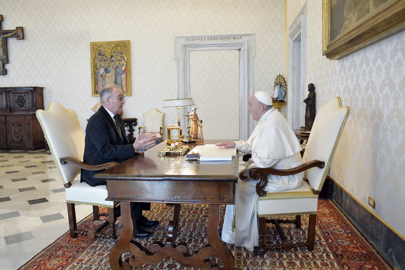Un hombre de traje reunido con el papa Francisco