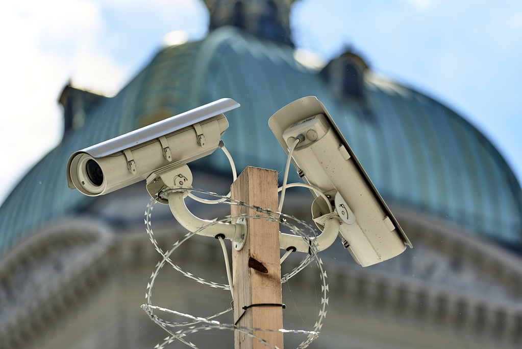كاميرات مراقبة في أحد شوارع مدينة برن القريبة من مقر البرلمان
