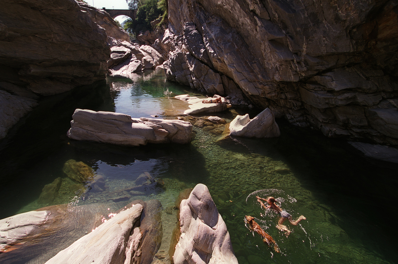 Bagnanti a Ponte Brilla (Locarnese)