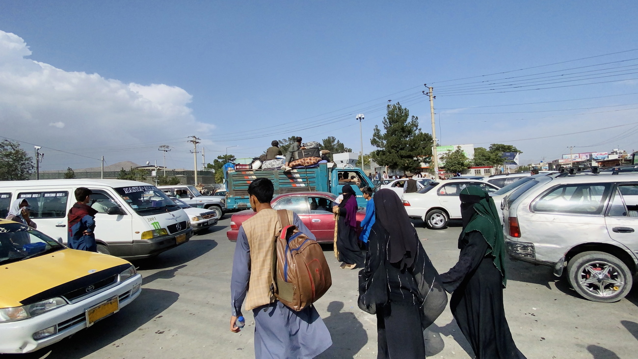 Afghaninnen und Afghanen vor dem internationalen Flughafen Hamid Karzai in Kabul