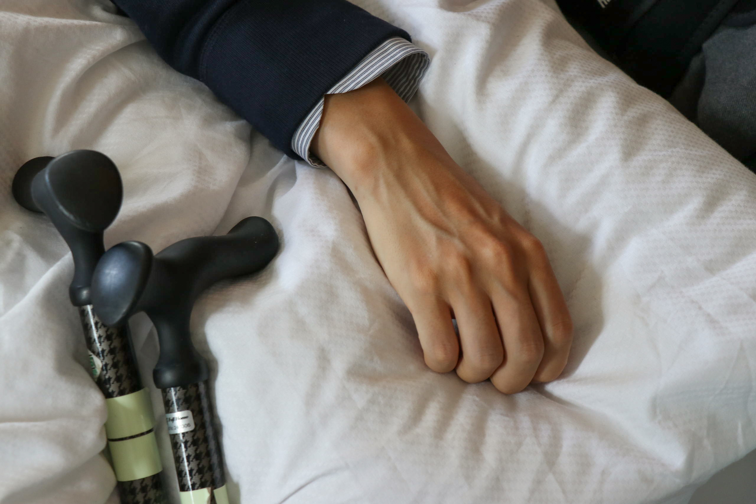 يد يوشي في السرير