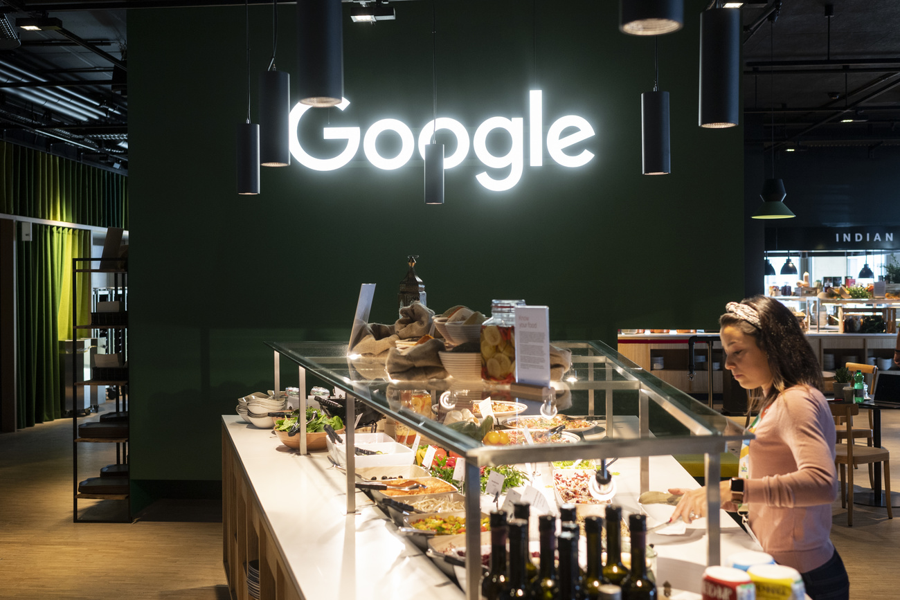 سيدة تختار أطعمة داخل مطعم حاص بالعاملين لدى شركة غوغل