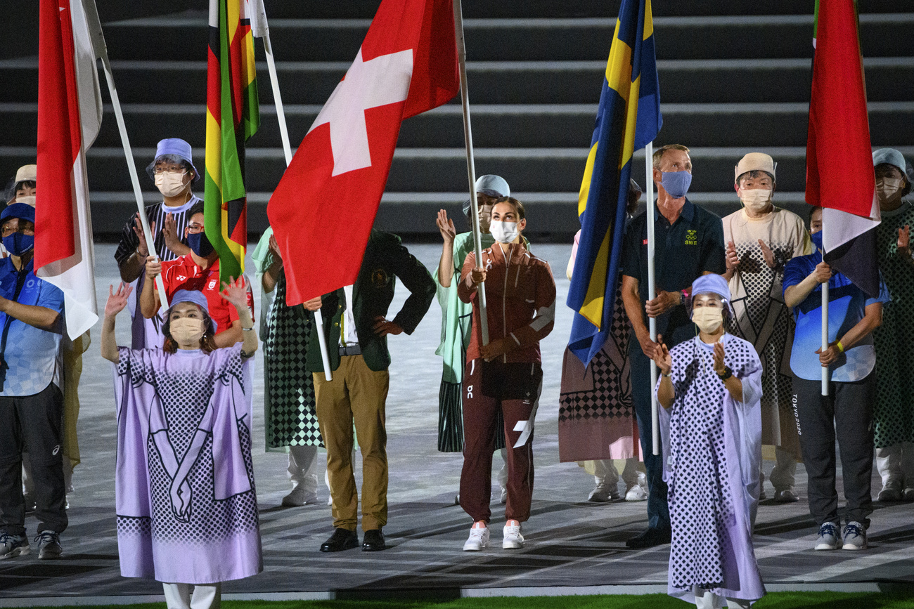 العلم السويسري في الحفل الختامي للأولمبياد