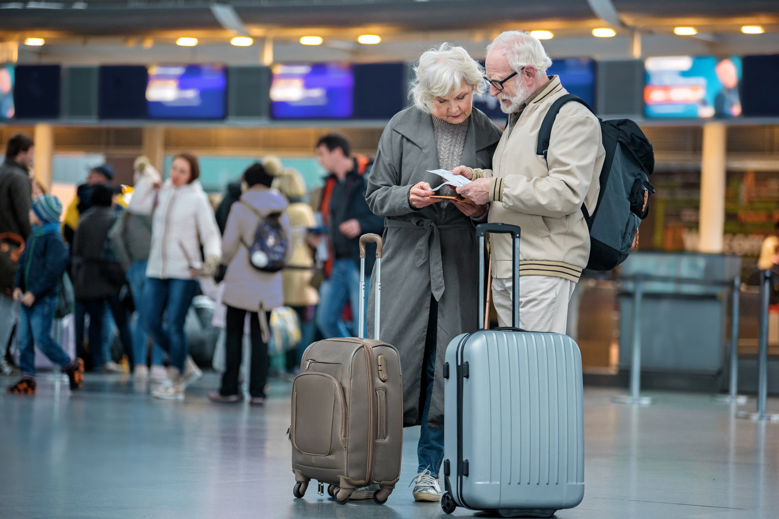 Un couple âgé dans un aéroport.