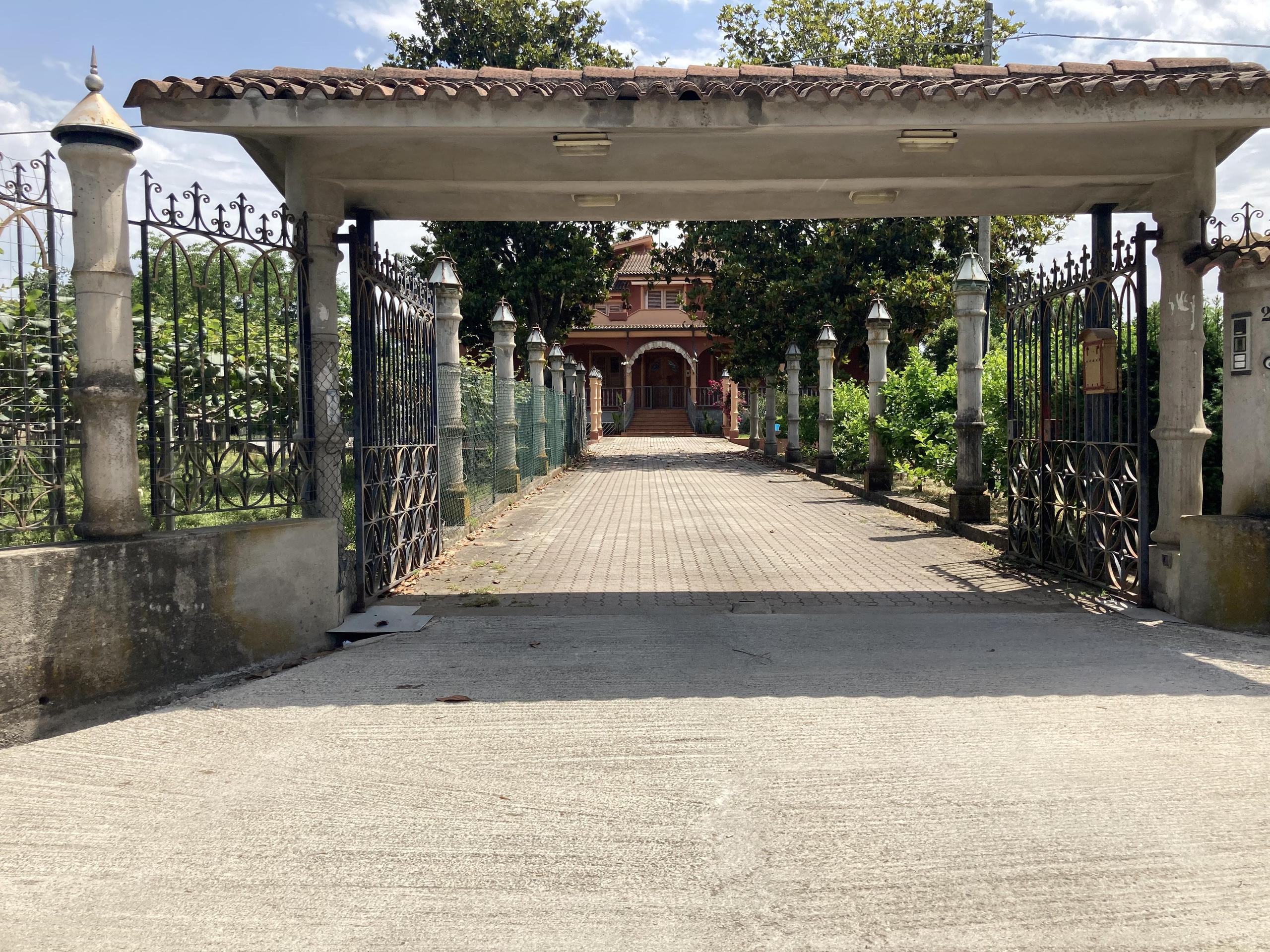 Eingang der Villa des Mafiabosses Rocco Santo Filippone in Kalabrien