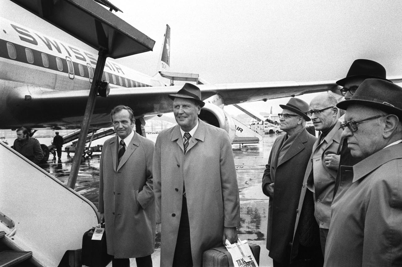 Bundesrat Willi Ritschard beim Erstflug von Zürich nach Peking, 1975