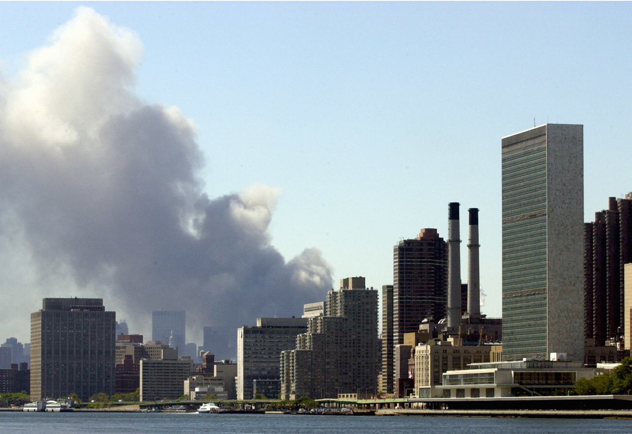 دخان كثيف يرتفع وسط ناطحات سحاب في نيويورك