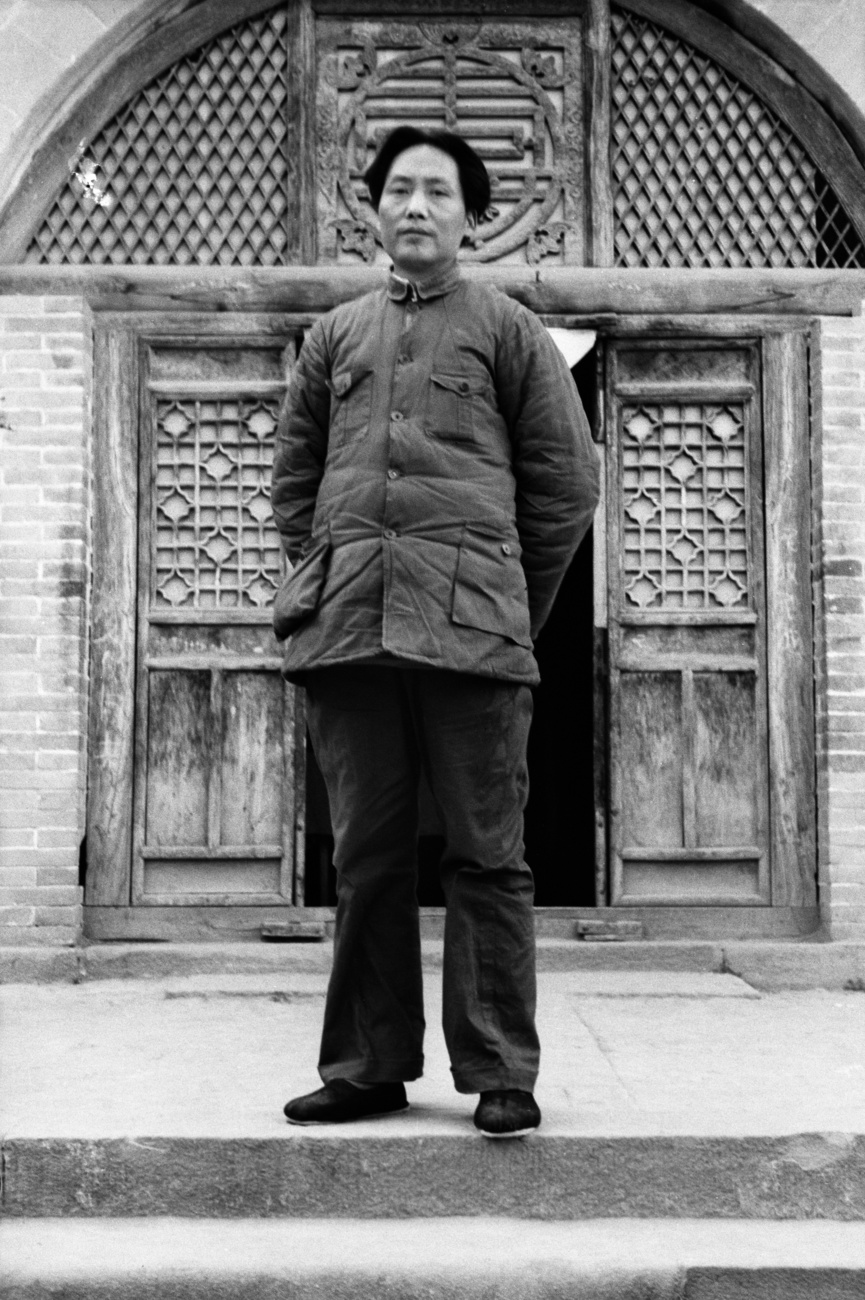 Mao Zedong vor dem Eingang zur Roten Akademie, Yan’an, China, 1938.