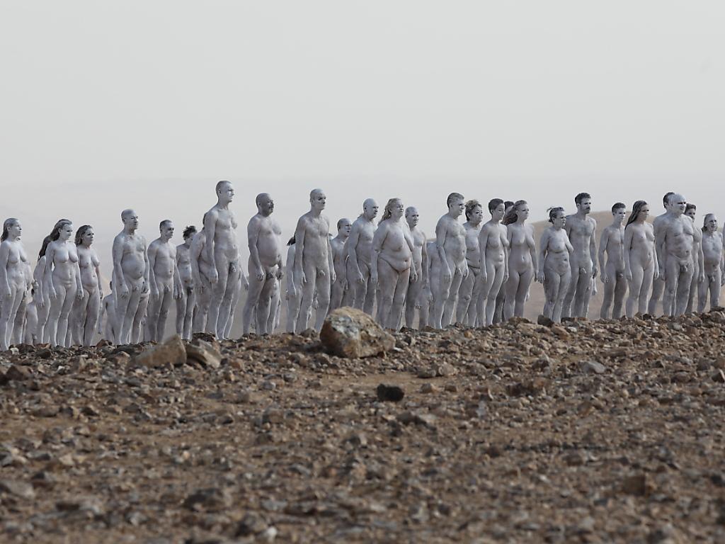 Des personnes posent nues près de la mer Morte pour Spencer Tunick - SWI  swissinfo.ch