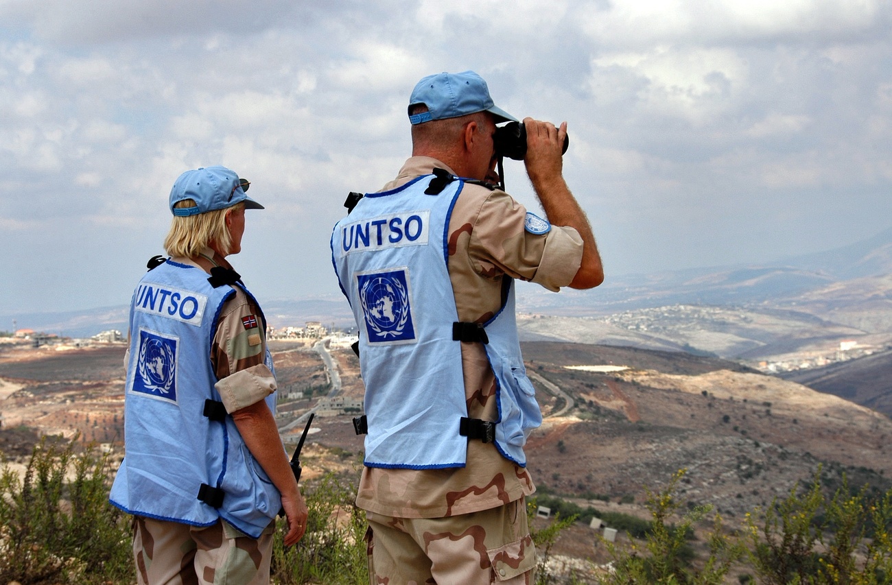 Deux militaires de l ONU surveillant une position.