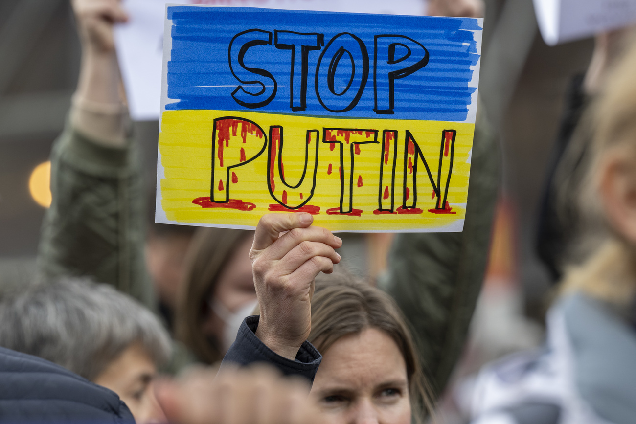 mulher segurando cartaz Stop Putin