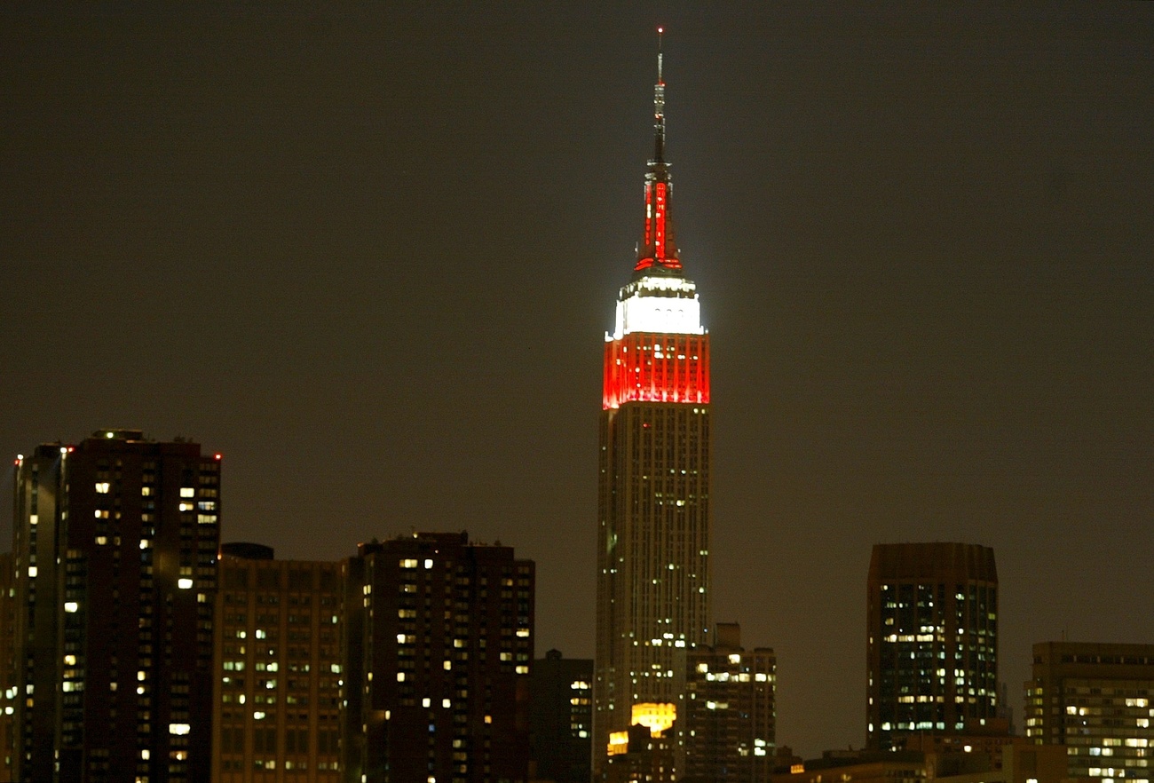 El Empire State Building de Nueva York se ilumina con los colores rojo y blanco de la bandera de Suiza.