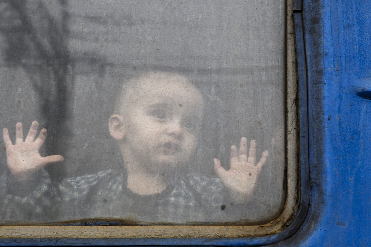 从车窗向外张望的孩子：逃離烏克蘭家園的大多數是婦女和兒童。