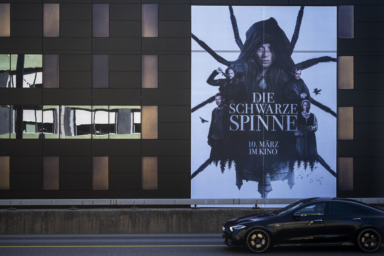 映画「黒い蜘蛛」のポスター。中世建築、悪魔の出現、ファウスト的契約、超自然的かつ地獄のような蜘蛛の来襲をベースにしたスイスのモダンホラー作品