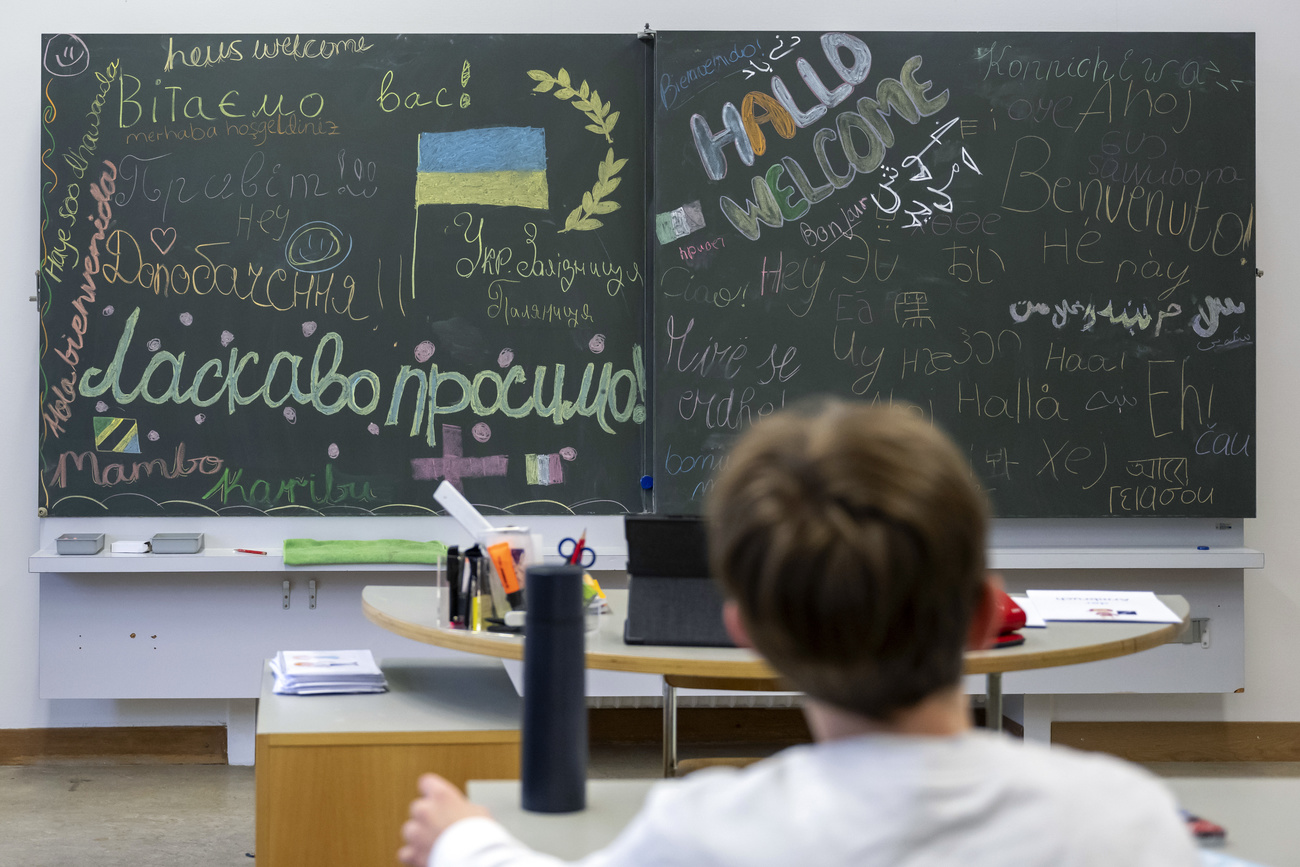 Tableau noir d une classe avec des mots d accueil en urkrainien