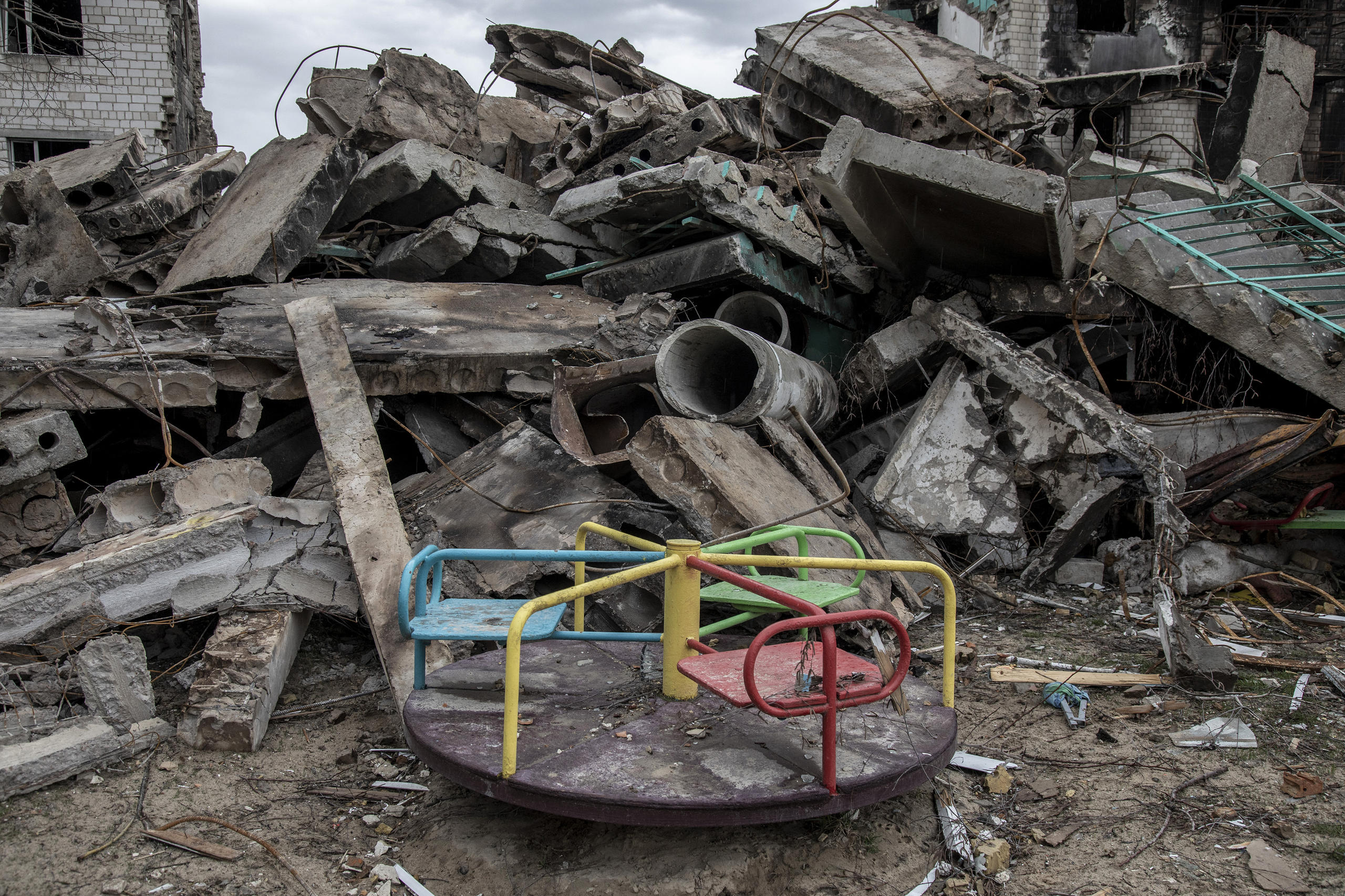 Menschen in beschädigter ukrainischer Kirche