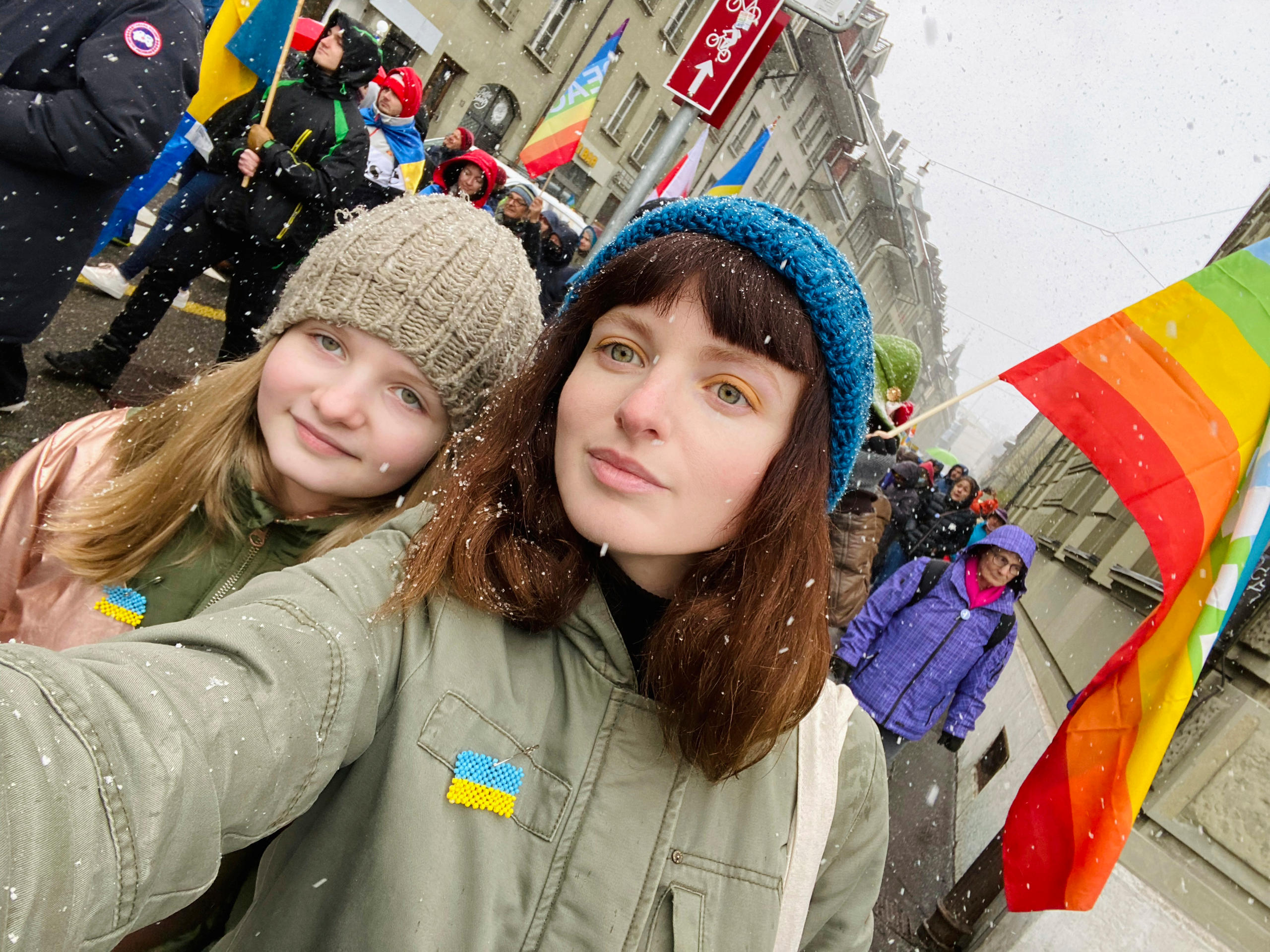 Deux femmes dans une manifestation pour la paix