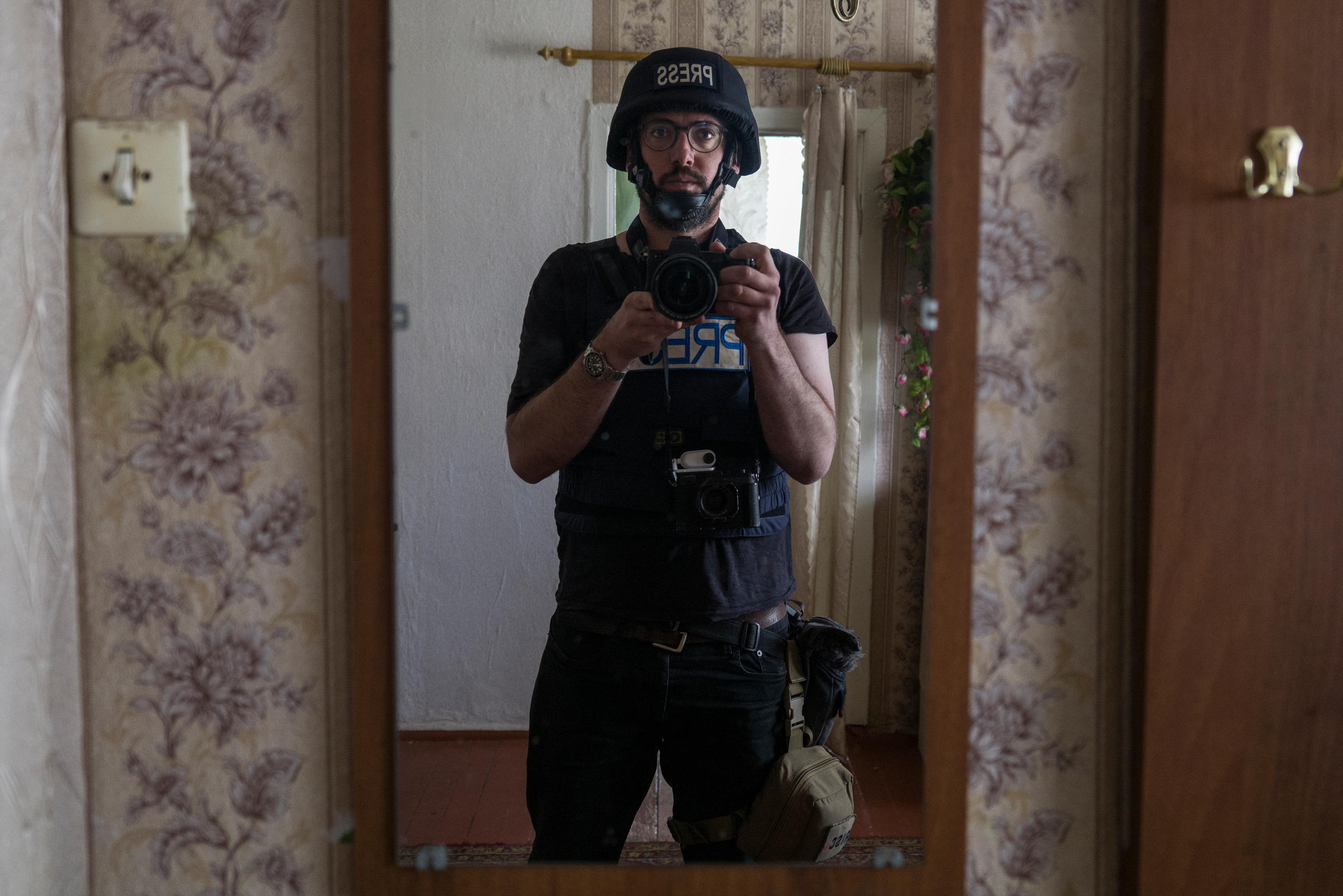 Fotógrafo haciéndose una foto en el reflejo de un espejo