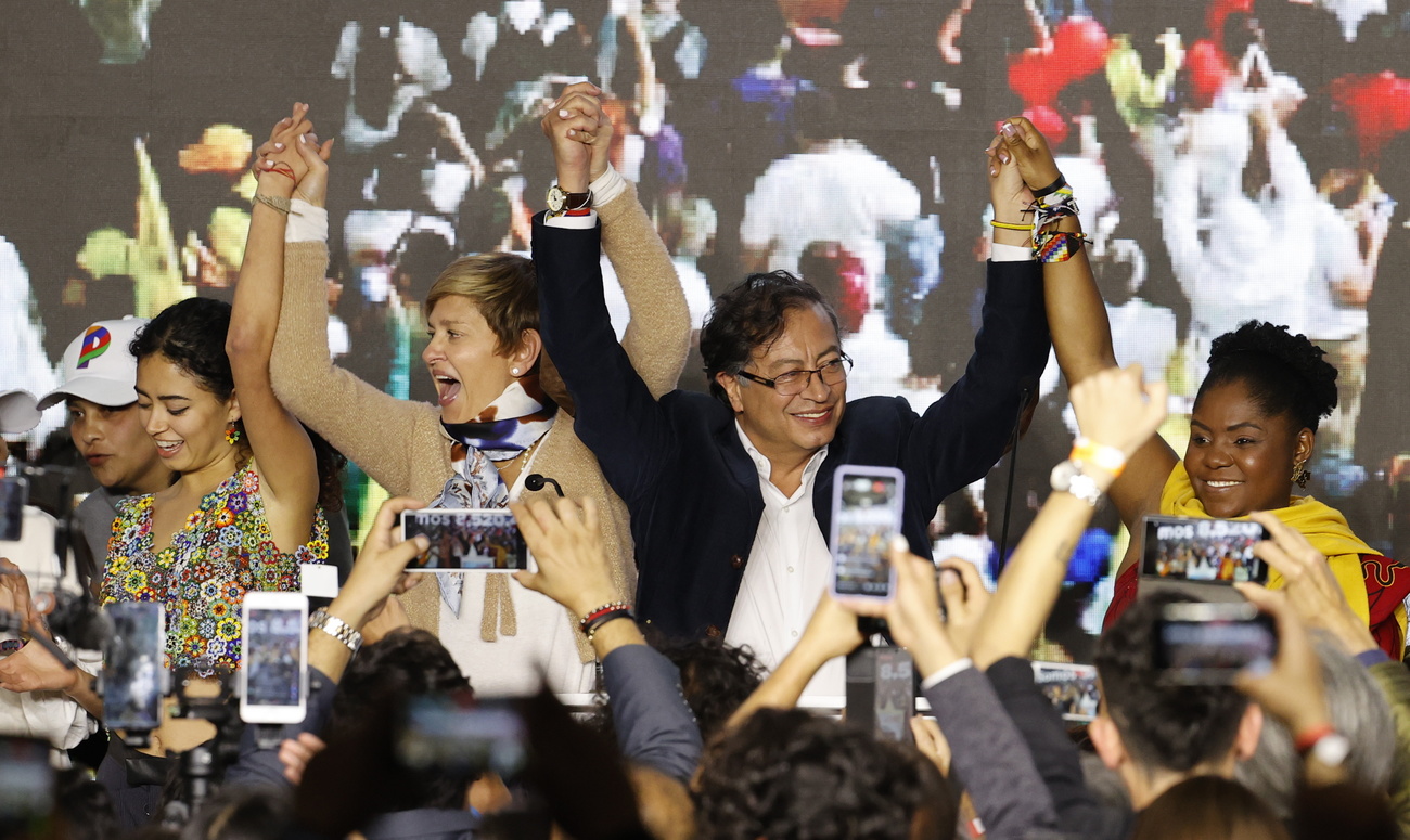 gustavo petro affiancato da tre donne