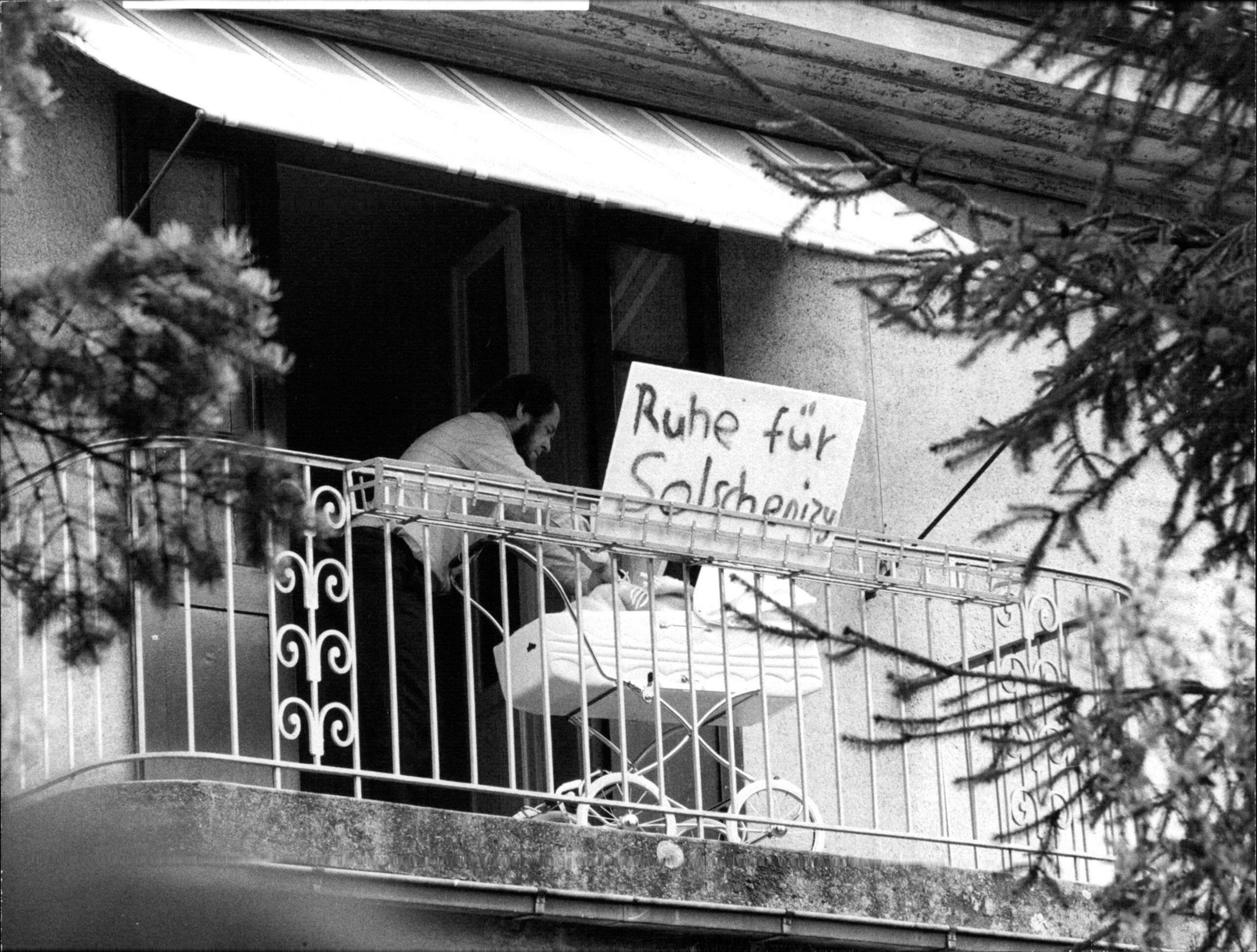 Pancarte réclamant de la tranquilité sur un balcon