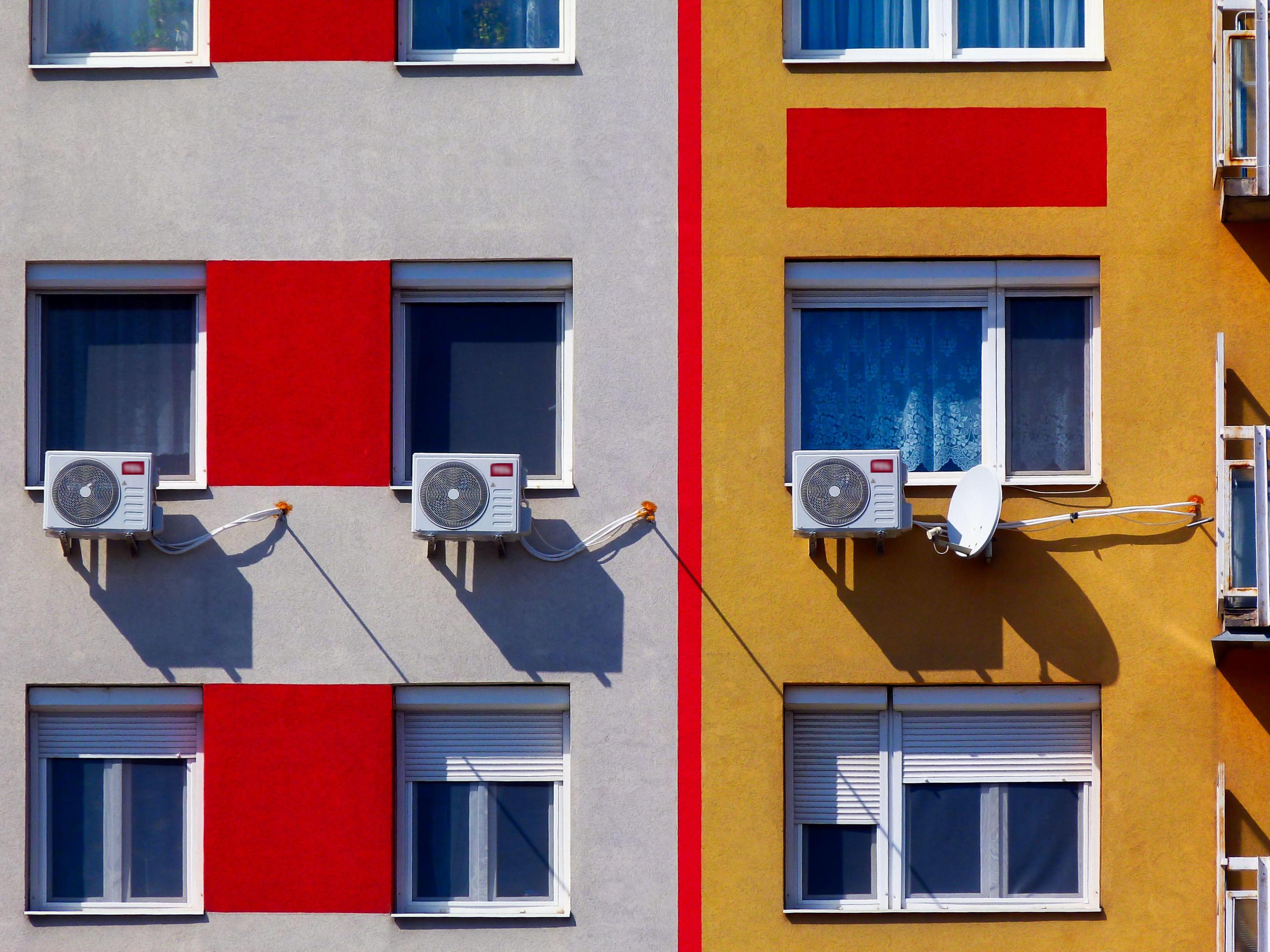 ventole di condizionatori su una facciata di un edificio
