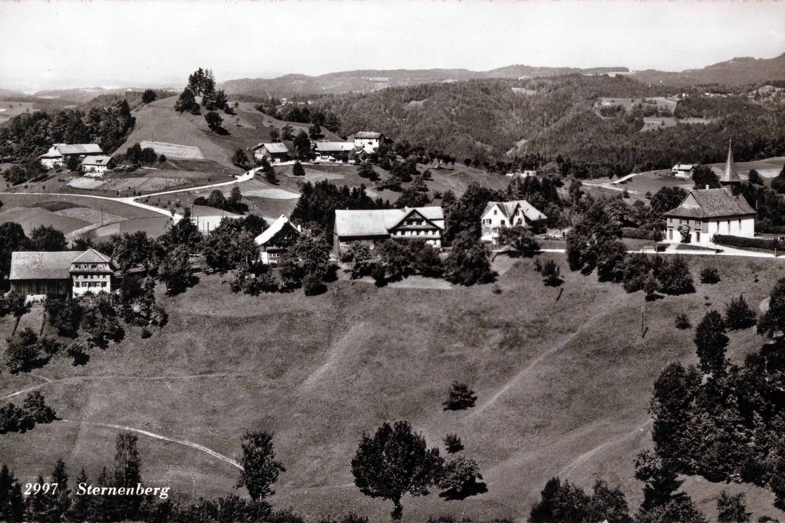 Photo en noir et blanc d un petit village dans des collines