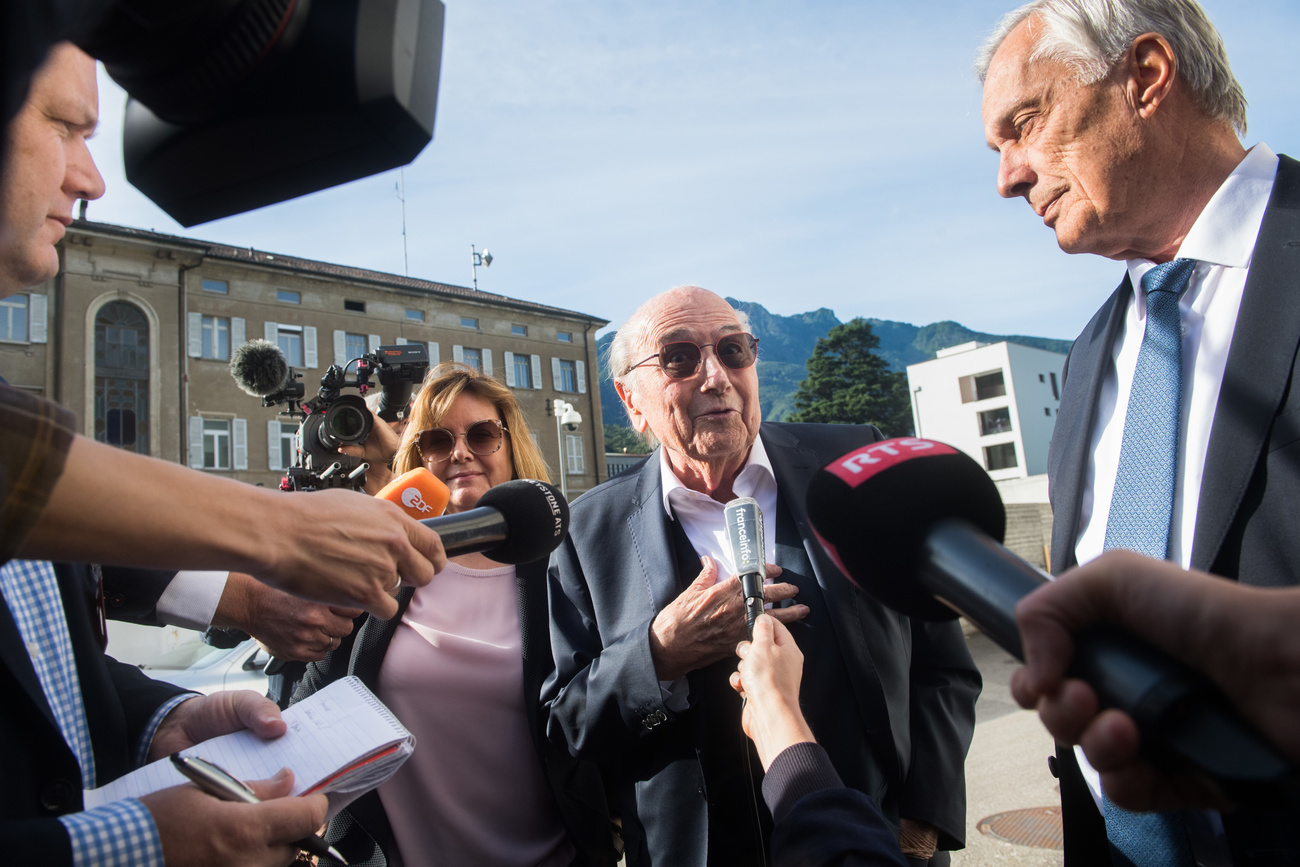 Blatter, sua filha e seu advogado diante dos jornalistas