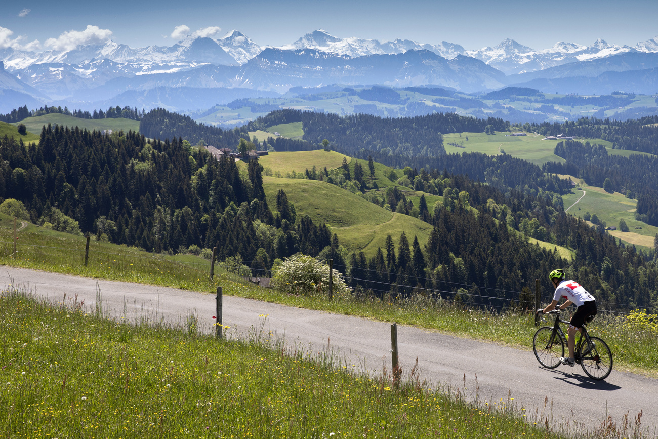 Ciclista frente a paisaje montañoso