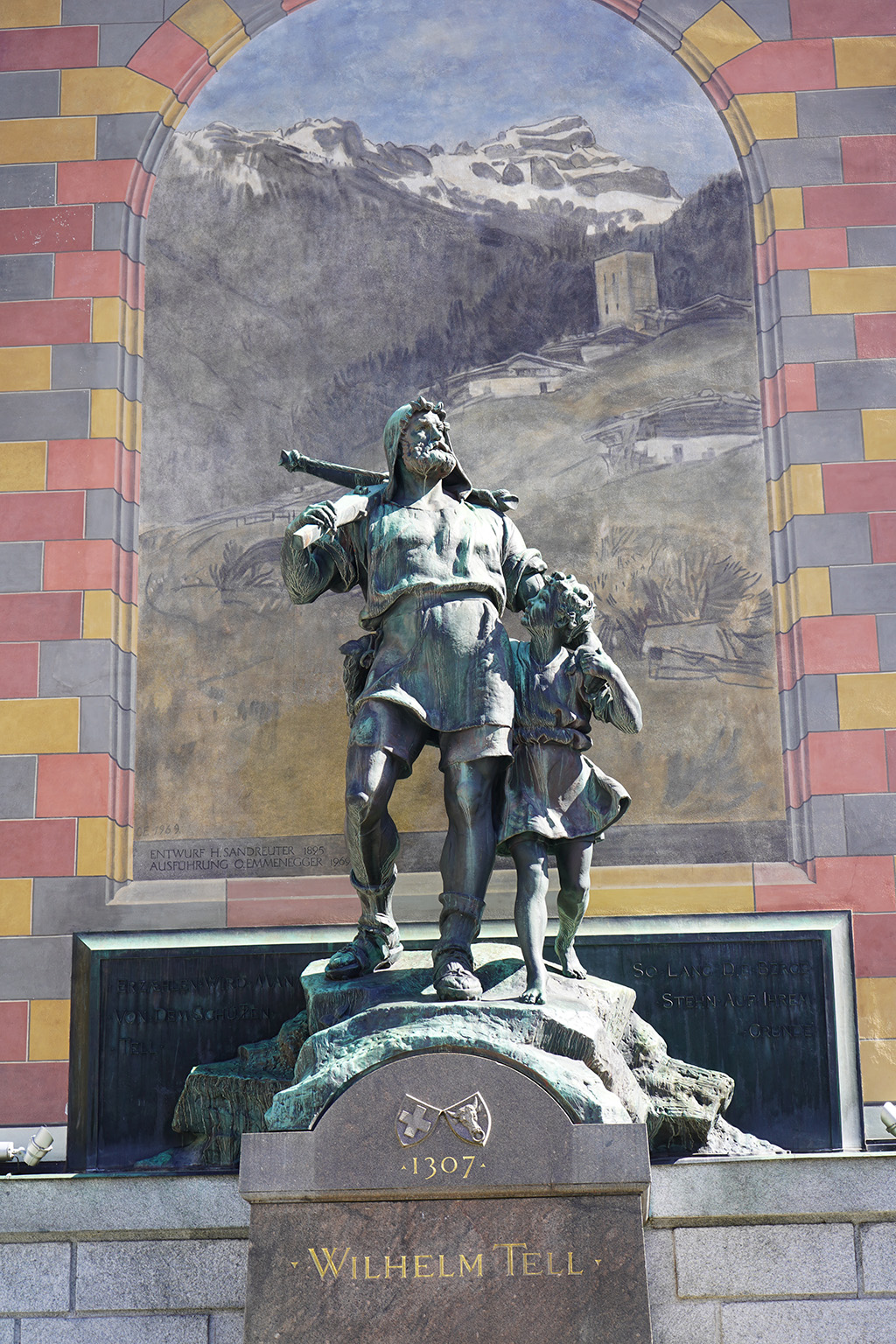 威廉·泰爾和他兒子瓦爾特的紀念碑矗立在阿爾特多夫的市政廳廣場上。這位瑞士民族英雄其實是一個虛構的人物。