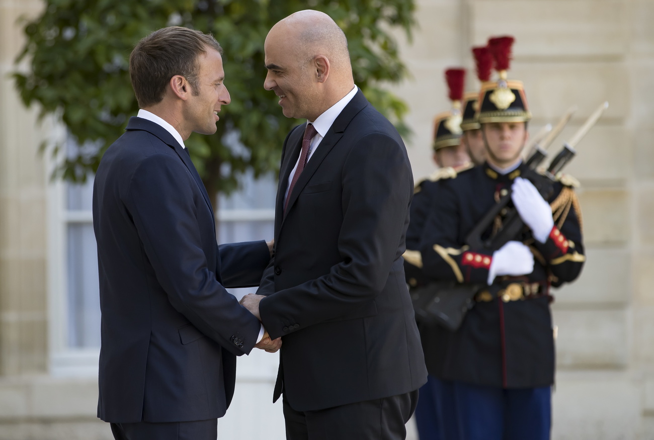 Alain Berset e Emmanuel Macron all Eliseo durante una visita ufficiale in Francia.