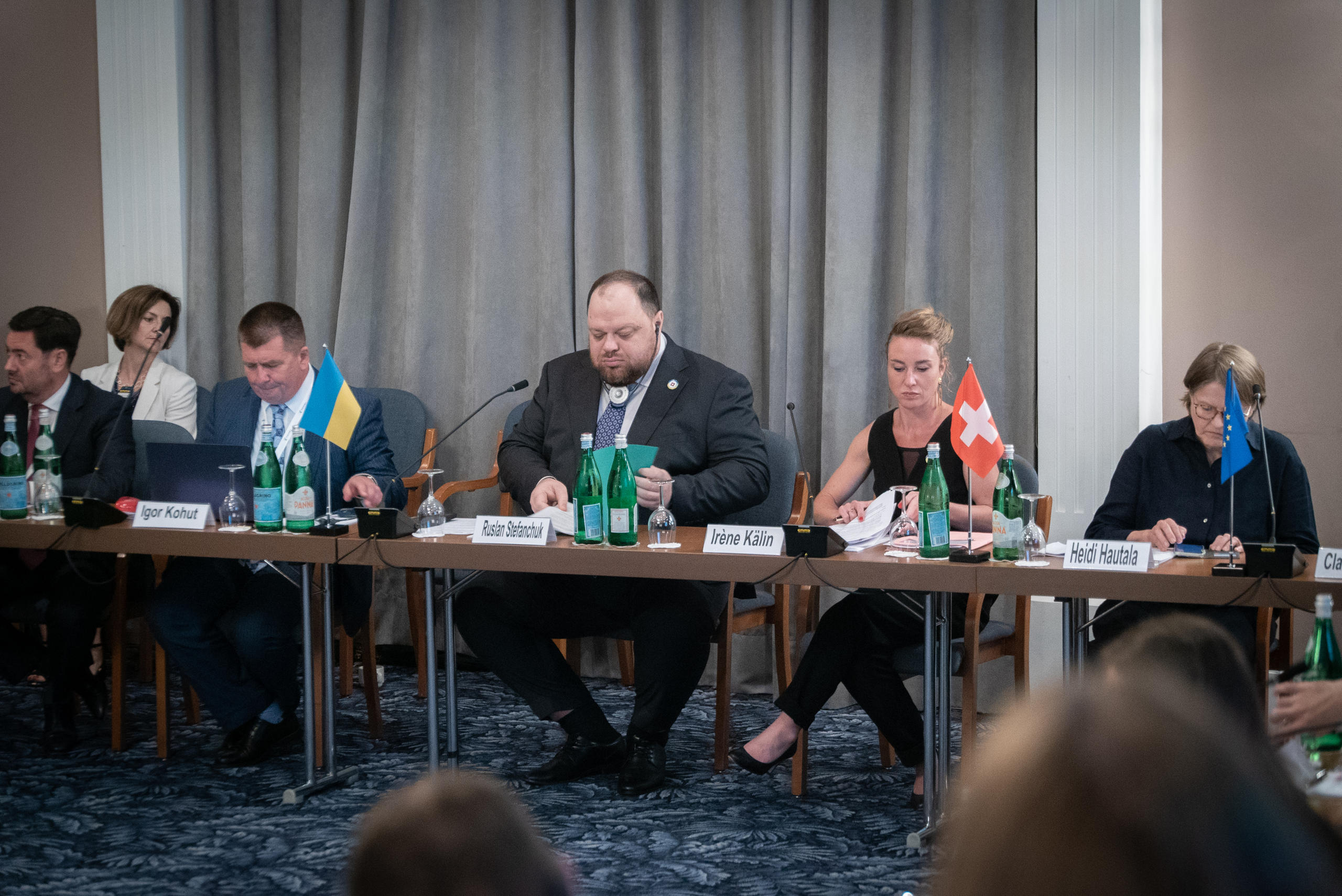 烏克蘭議會主席Ruslan Stefanchuk和瑞士議會全國委員會主席Irène Kälin與兩國議會的代表就加強烏克蘭的民主展開會議。