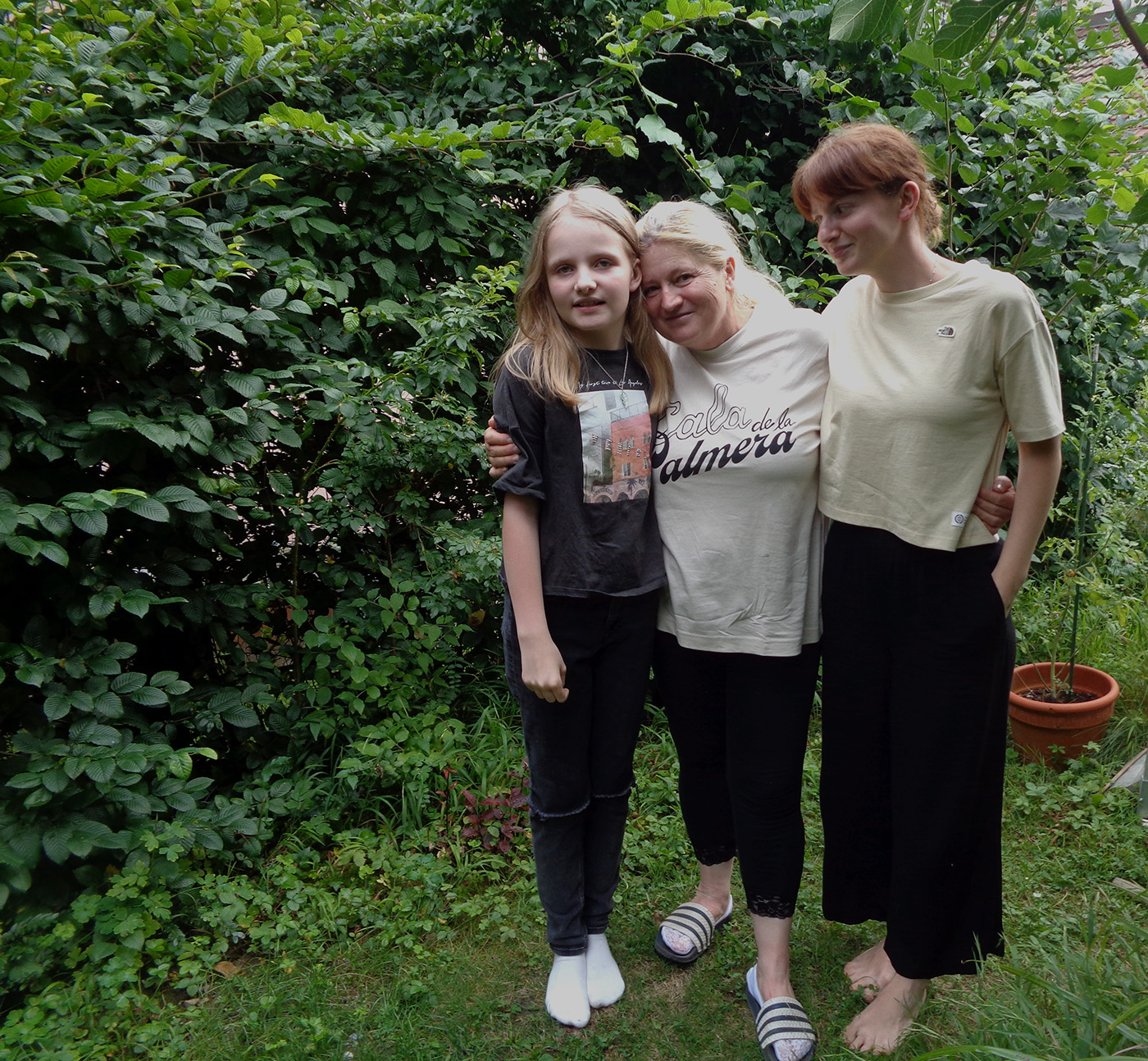 صورة مشتركة لامرأة مسنة وابنتها وحفيدتها داخل حديقة
