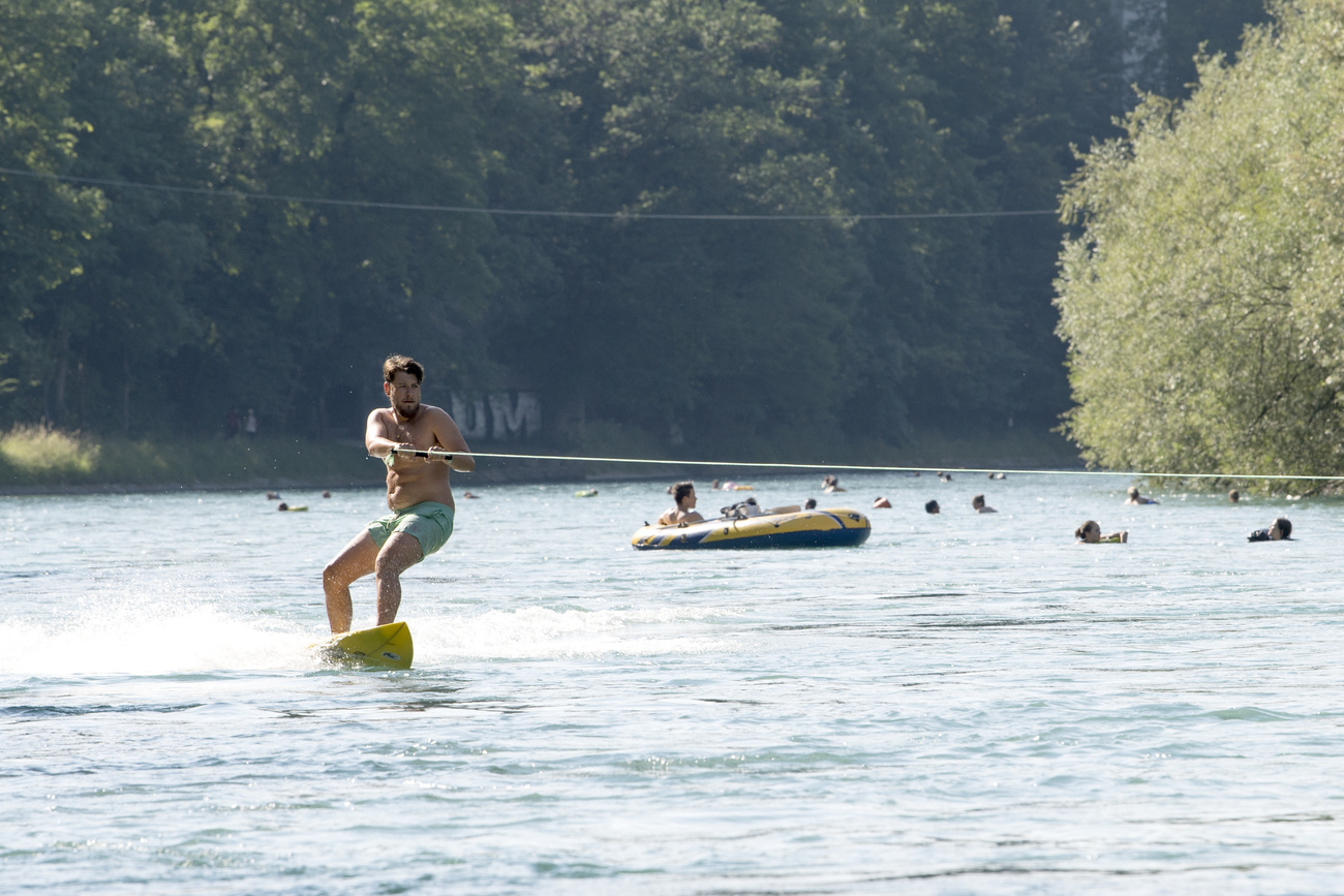 Man surfing on the Aare