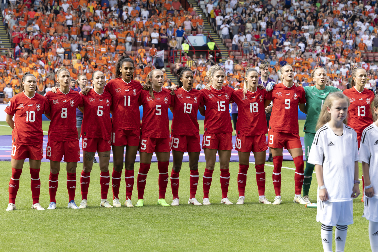 Selección femenina suiza de futbol canta el himno de su país.