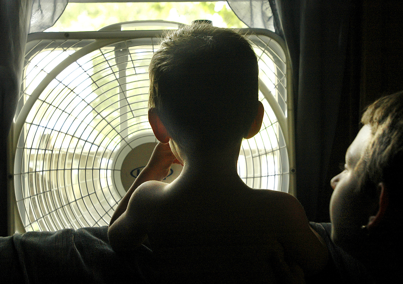 Enfant devant un ventilateur