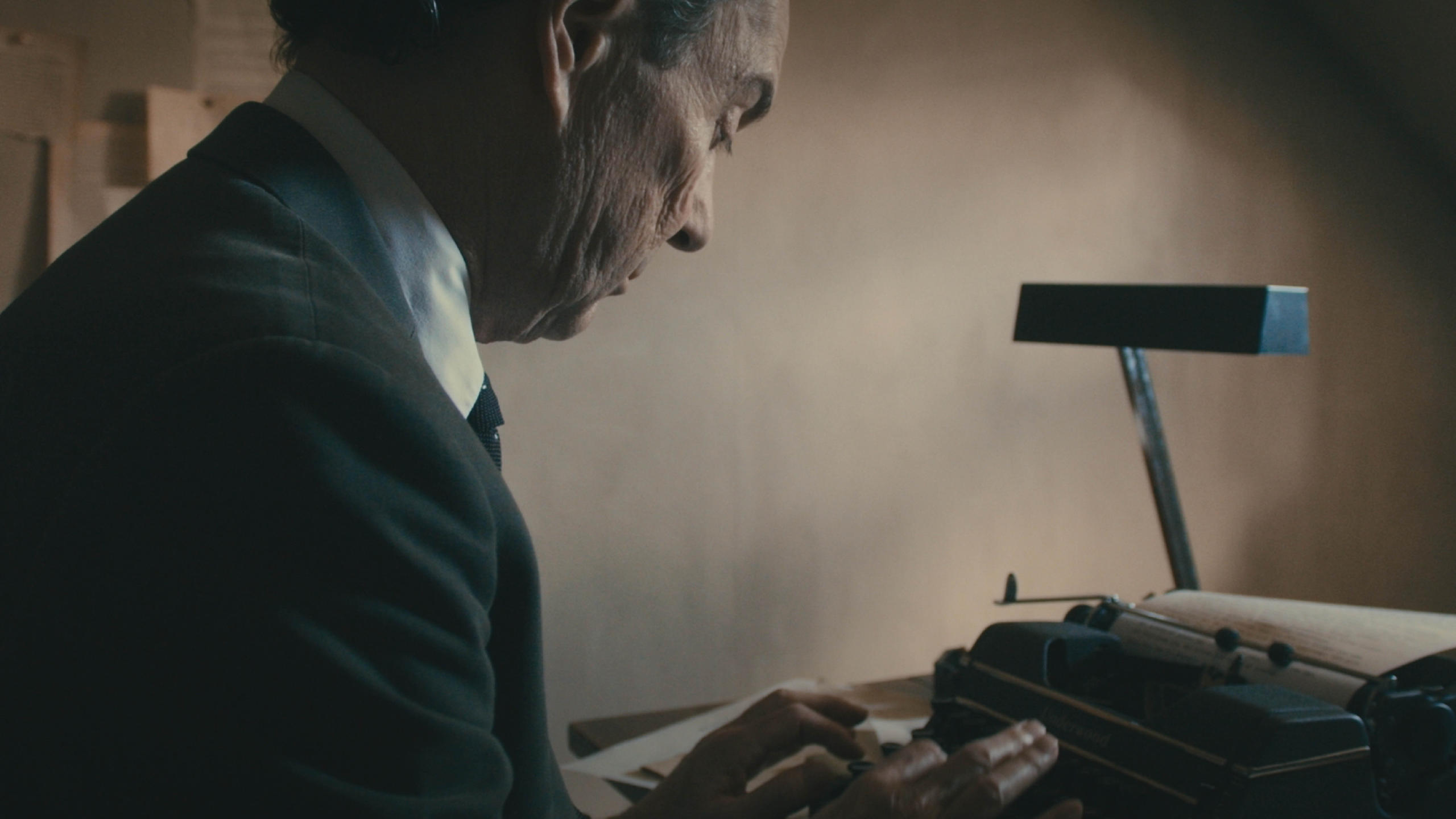 MAnn tippt auf einer alten Schreibmaschine