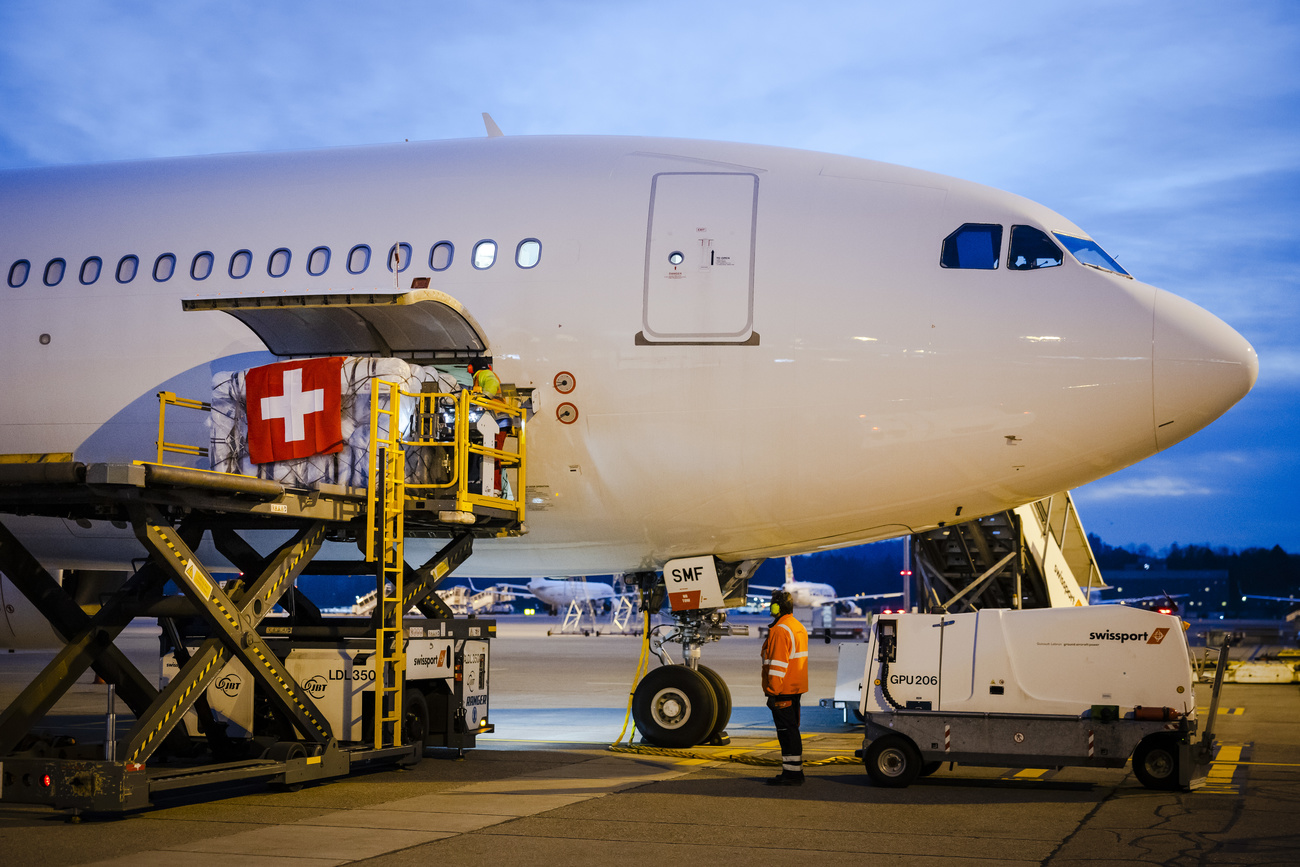 un avion transportant de l aide suisse