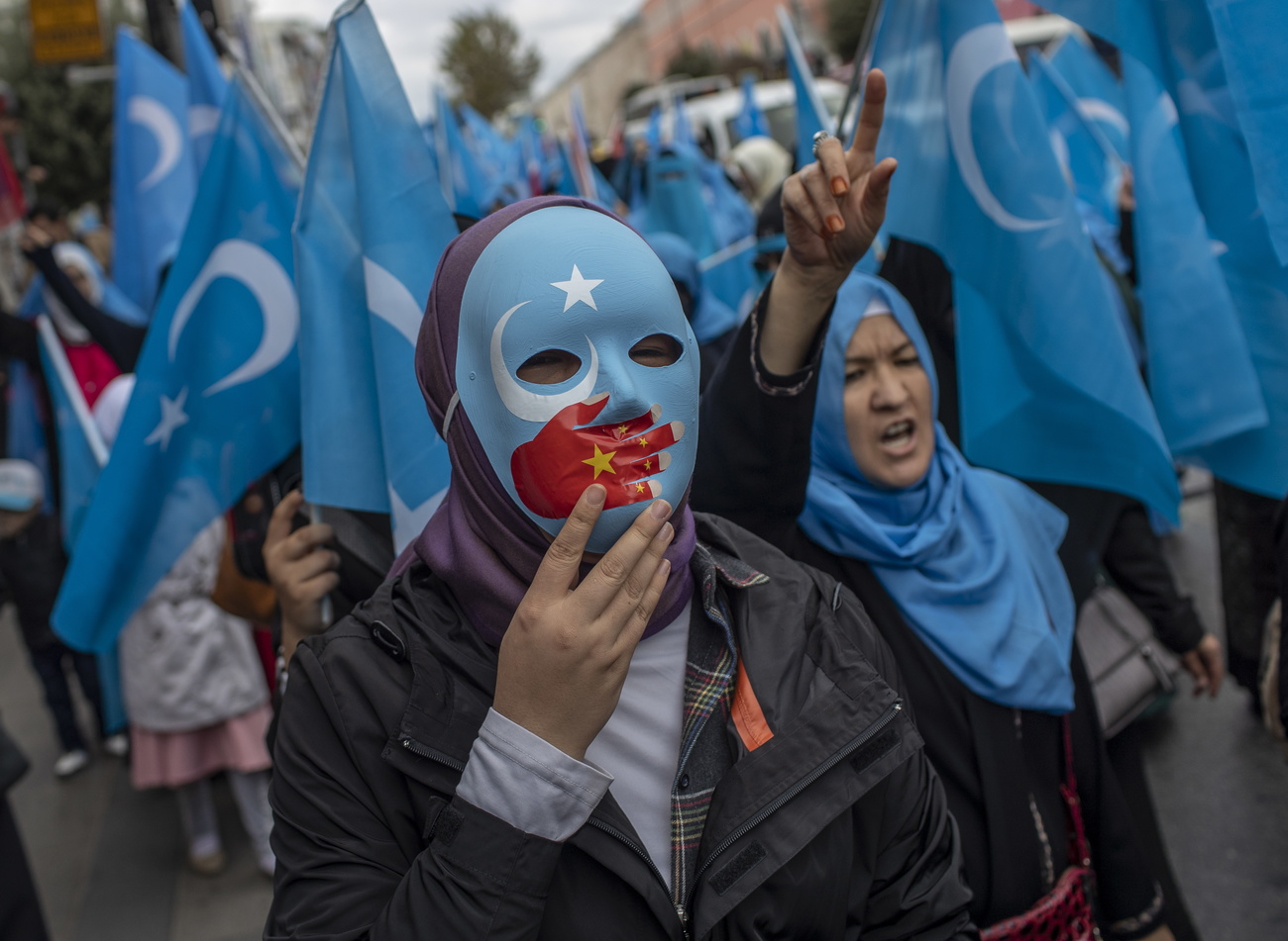 维吾尔人及其他人就中国的拘押营举行抗议，并宣称中国在搞种族灭绝。一份联合国报告指出可能存在反人类罪行。