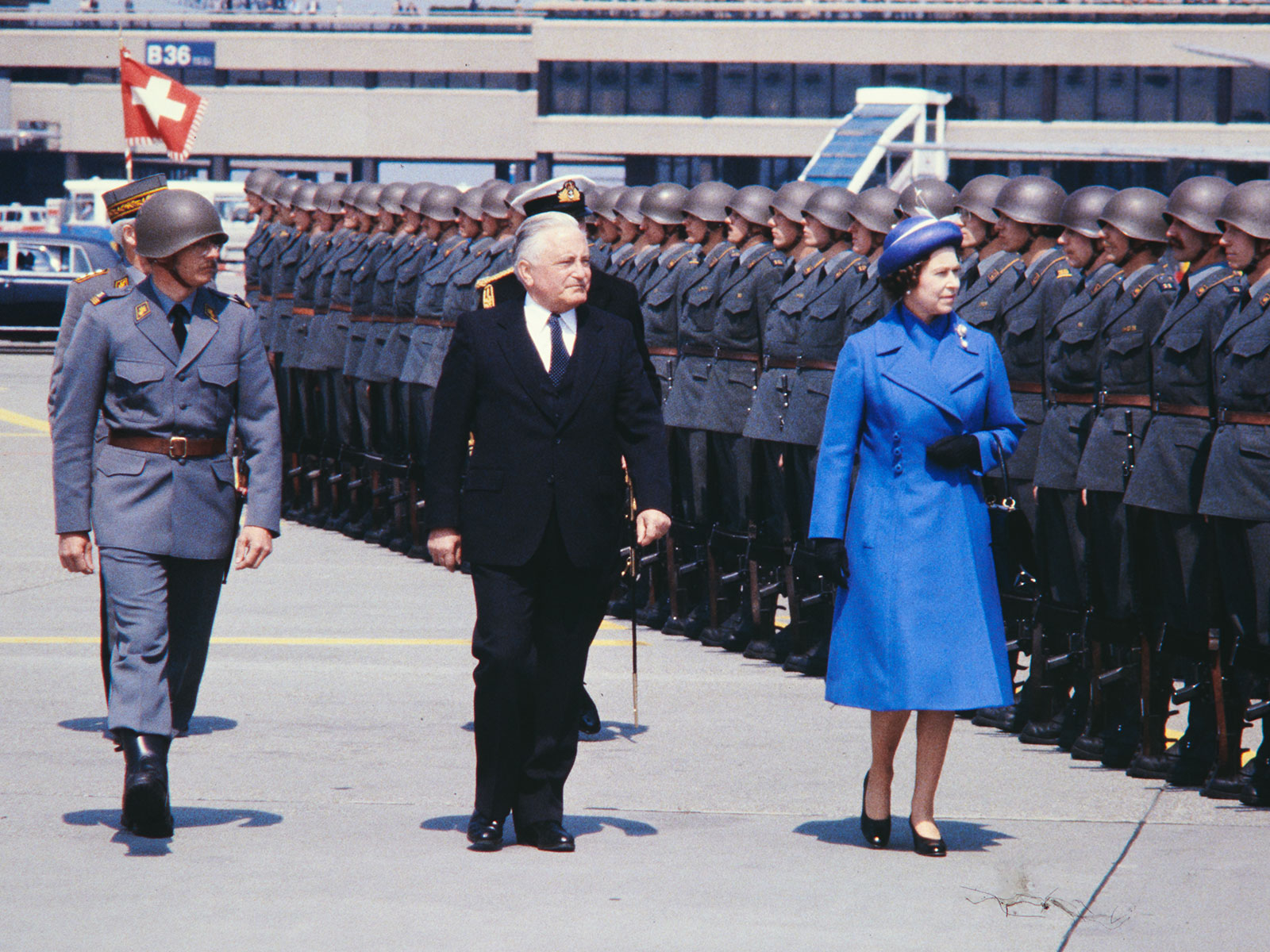 Reina Isabel con presidente suizo pasa revista a los soldados