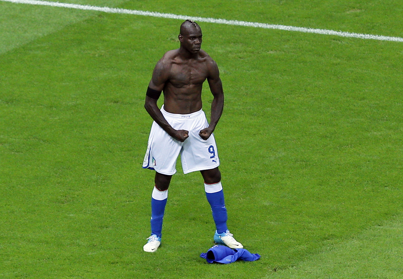 Balotelli senza maglia dopo la seconda rete alla Germania agli Euro 2012.