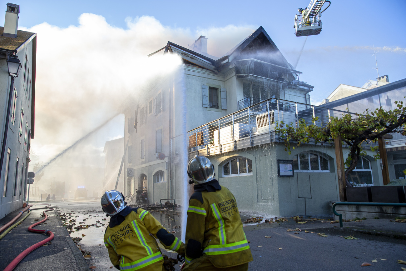 Pompieri in azione per spegnere un incendio domestico.