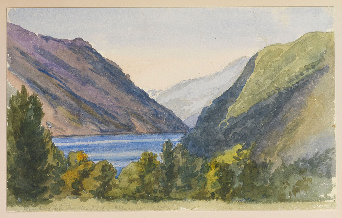 Pintura de paisaje con lago y montañas.
