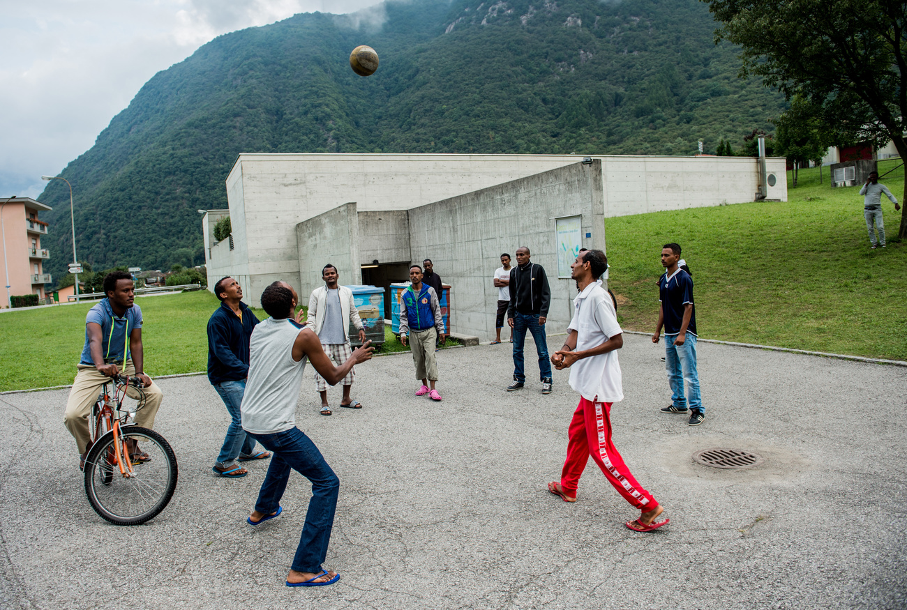 Männer spielen Fussball