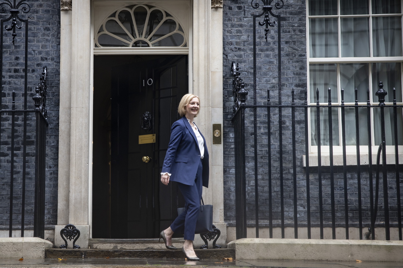 Liz Truss mentre esce dal 10 di Doning Street.